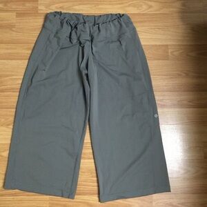 Lululemon Forest Green
Drawstring Cropped Pants